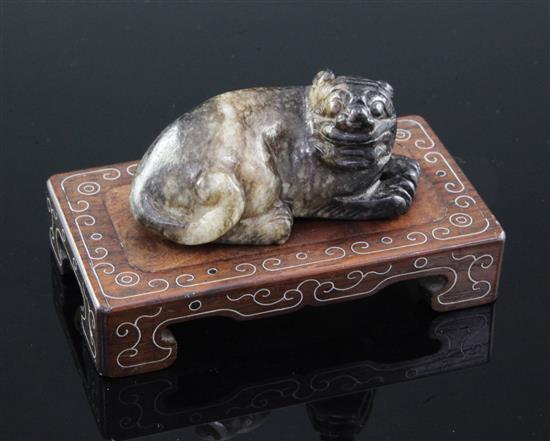 A Chinese grey and black jade figure of a recumbent lion-dog, 18th / 19th century, 8.8cm